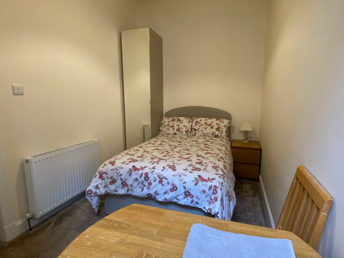 Small Double Bed Room Near Centre