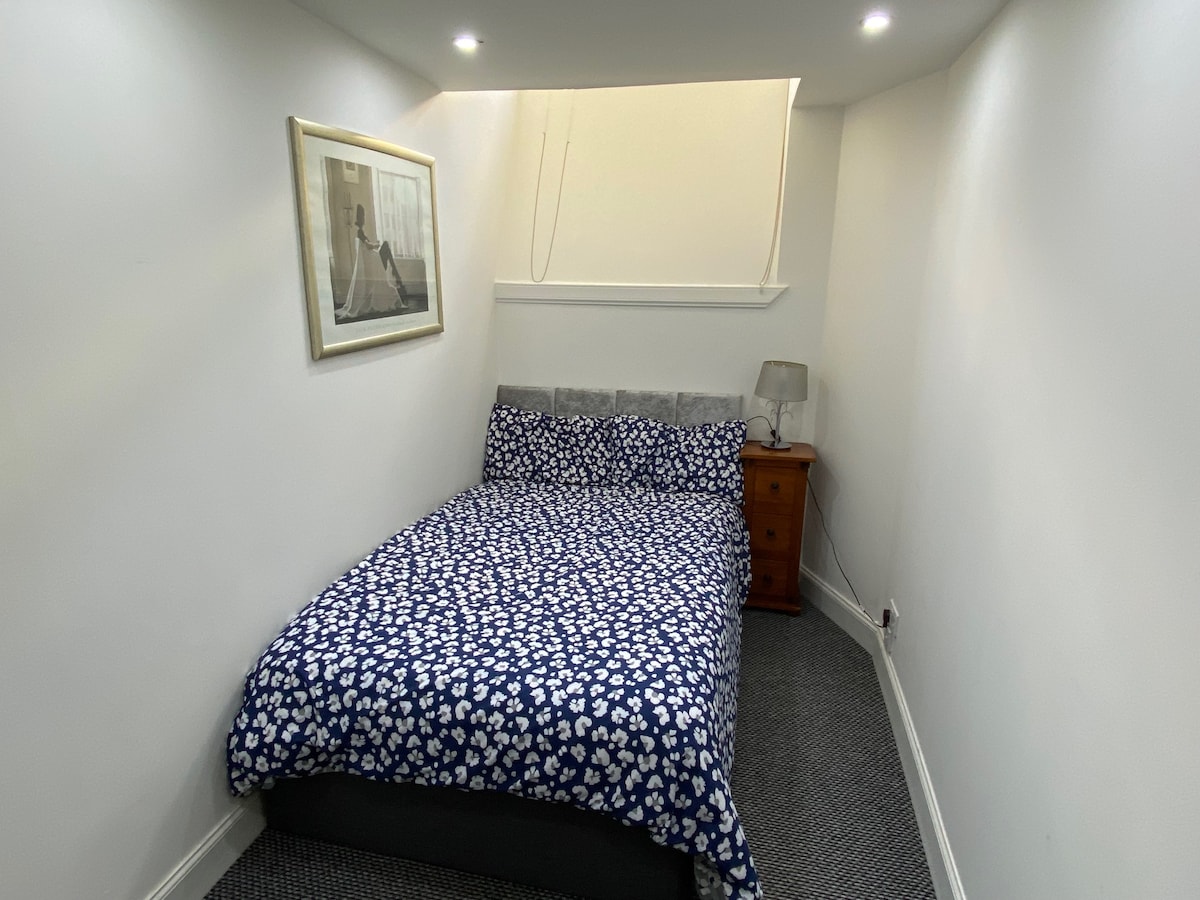 Photo at Comfortable single room with small double bed in the Holyrood Park area, Edinburgh