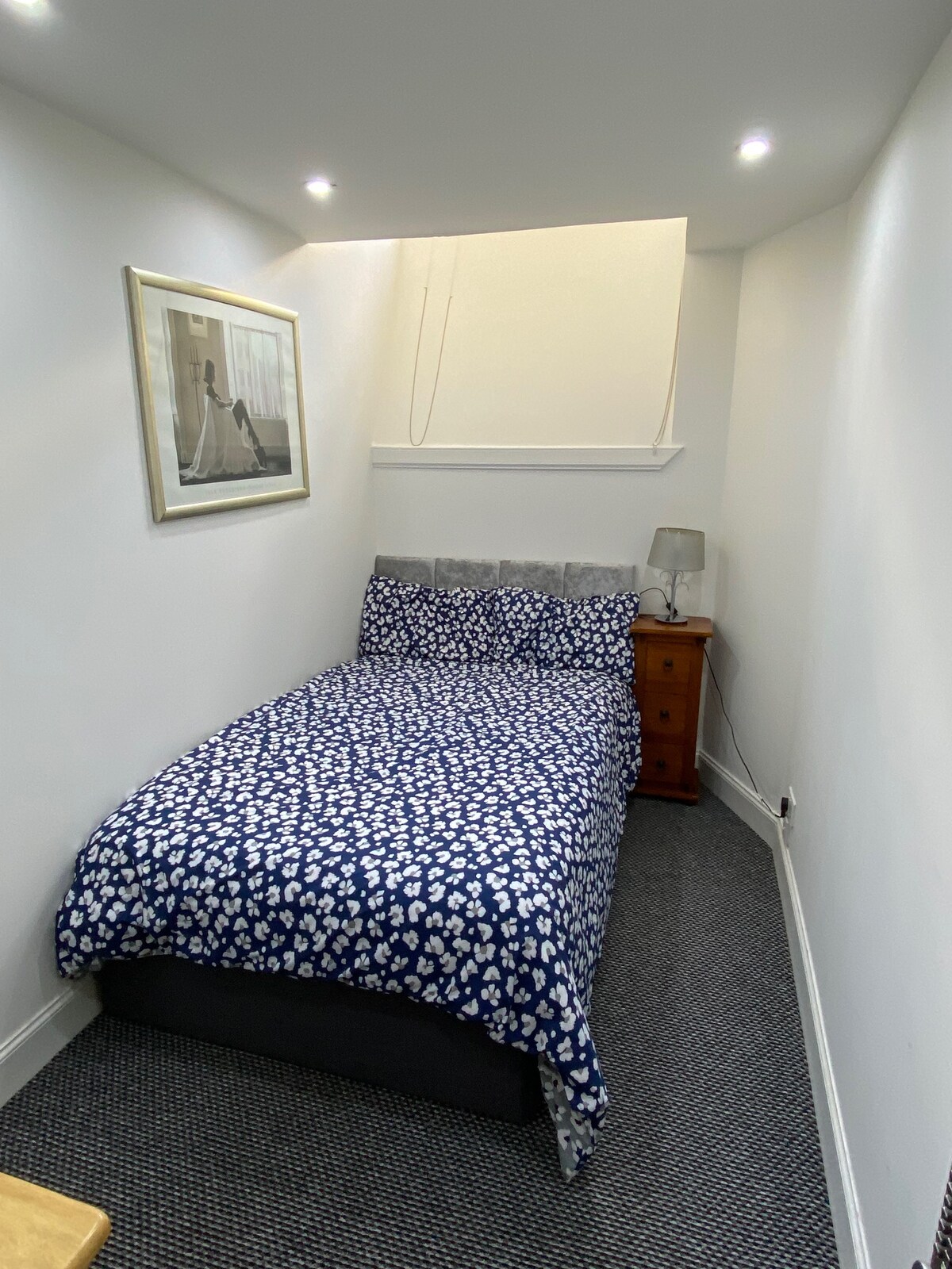 Photo at Comfortable single room with small double bed in the Holyrood Park area, Edinburgh