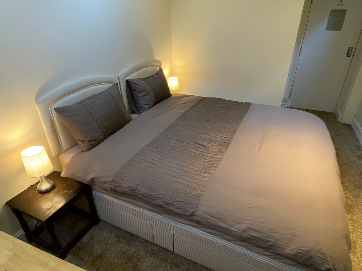 Bedroom at Spacious king / twin room close to the city centre in the Holyrood Park area, Edinburgh