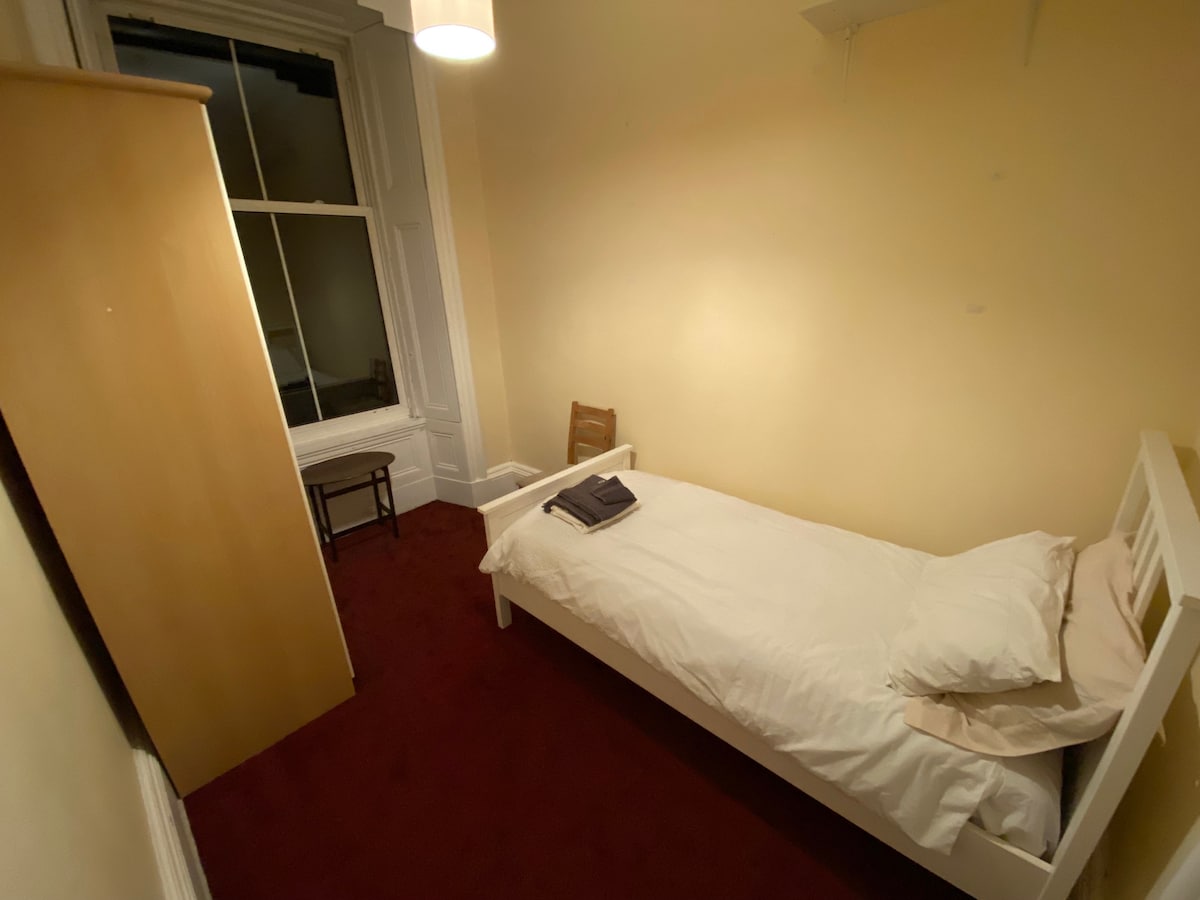 Bedroom at Nice room on Meadows near University and Fringe in the The Meadows and University area, Edinburgh