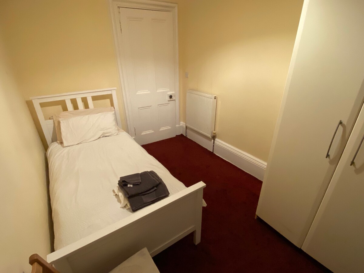 Bedroom at Nice room on Meadows near University and Fringe in the The Meadows and University area, Edinburgh