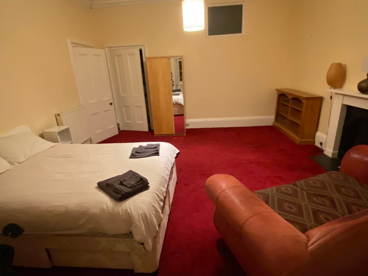 Photo at Large DBL room near Edinburgh University / Fringe in the The Meadows and University area, Edinburgh