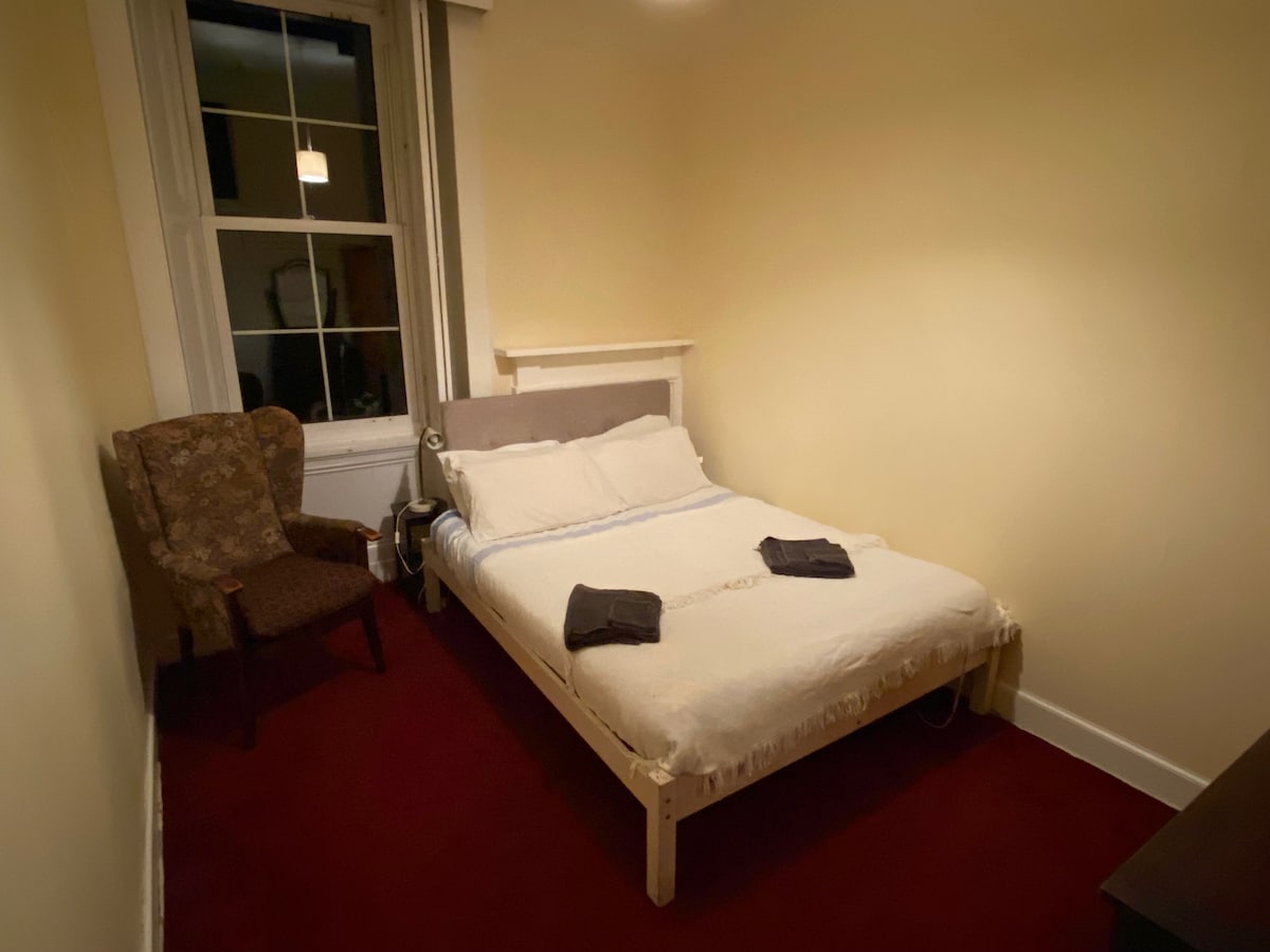 Bedroom at Nice room on Meadows near University and Fringe in the The Meadows and University area, Edinburgh