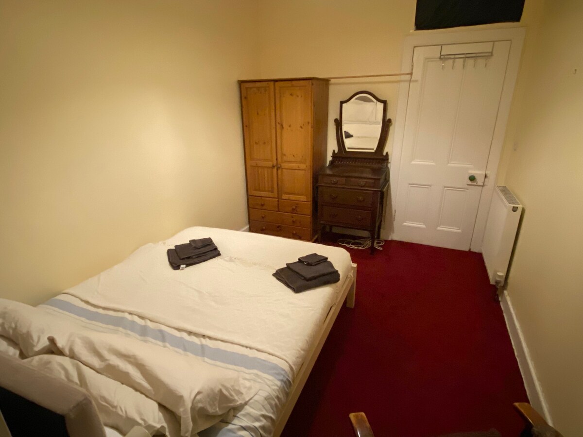 Bedroom at Nice room on Meadows near University and Fringe in the The Meadows and University area, Edinburgh