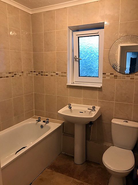 Bathroom at Renovated Bright Two-Bed Flat With Balcony, Cameron Toll / south-east Edinburgh.