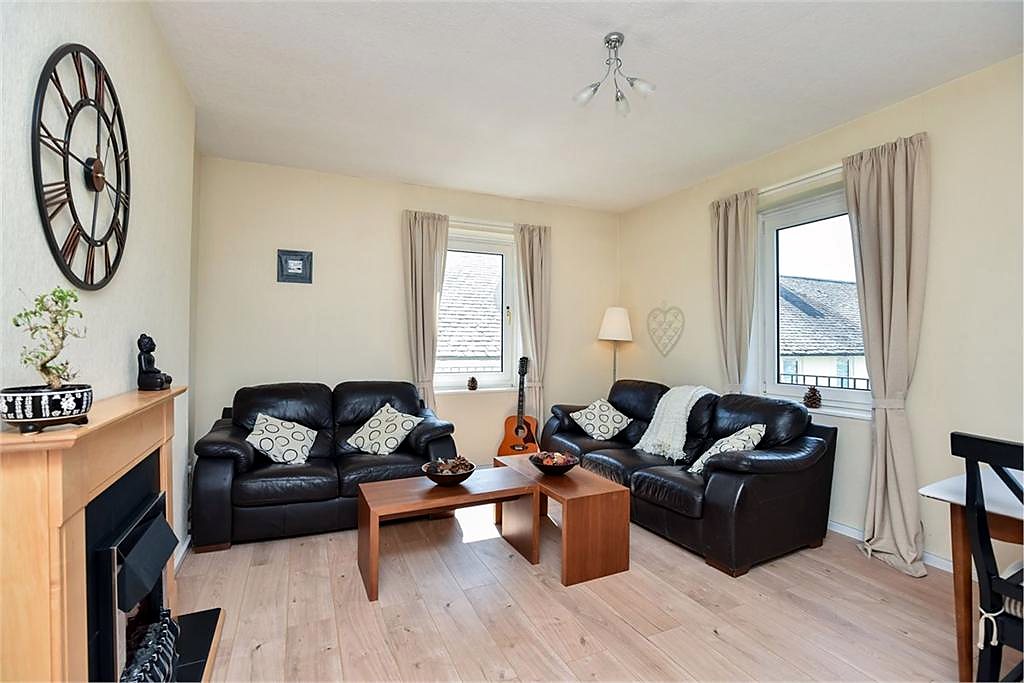 Living room at Spacious Three-Bed Flat With Balcony Near Cameron Toll, Cameron Toll / Royal Infirmary area.
